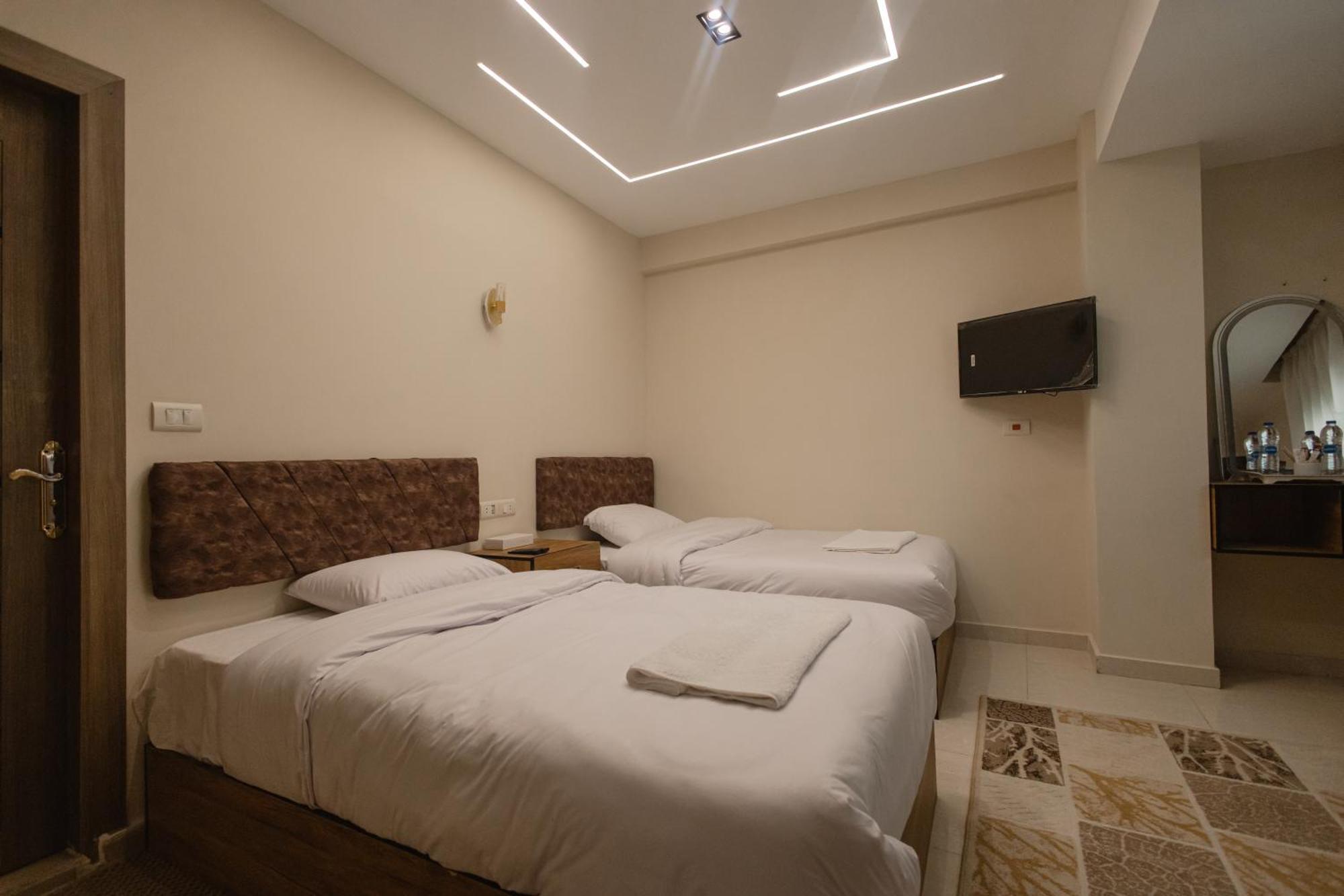 The View Pyramids Hotel Kafret el-Gabal Esterno foto