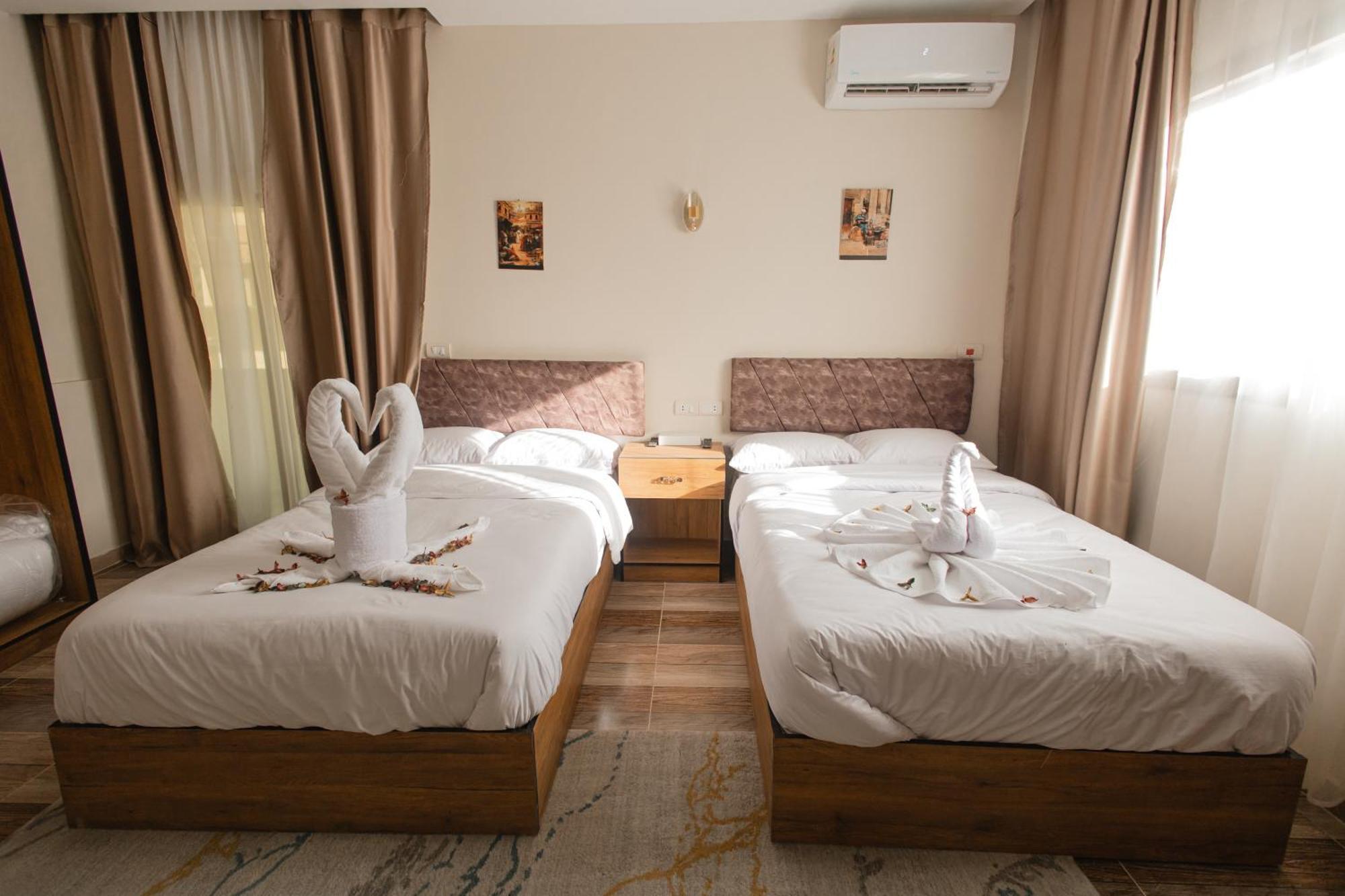 The View Pyramids Hotel Kafret el-Gabal Esterno foto